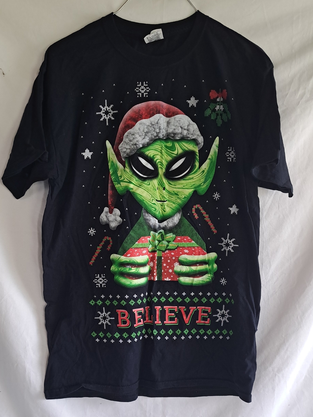 Fruit of the Loom Black Tee with Green Alien Santa and Red Gift